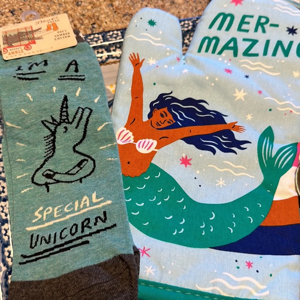 NIP Blue Q Fantasy Fan Pack Mer-Mazing Oven Mitt & Special Unicorn Socks - Picture 2 of 13